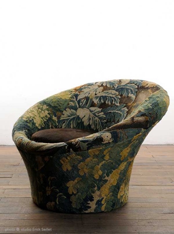 Restauration d'un fauteuil Mushroom de Pierre Paulin recouvert d'un fragment de Verdure flamande du 17è - David Manien x Galerie Chevalier