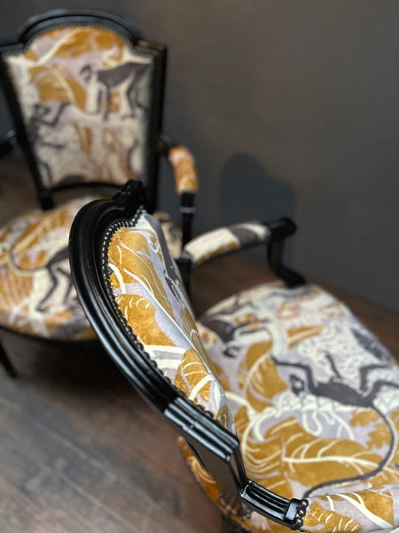 Restauration d'une paire de fauteuils de style Louis XVI en velours de coton Misia