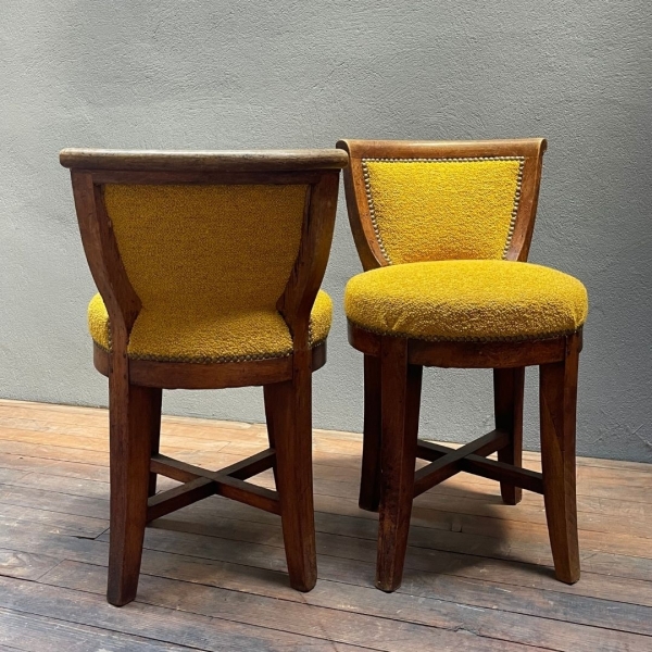 Restauration traditionnelle d'une paire de petites chaises