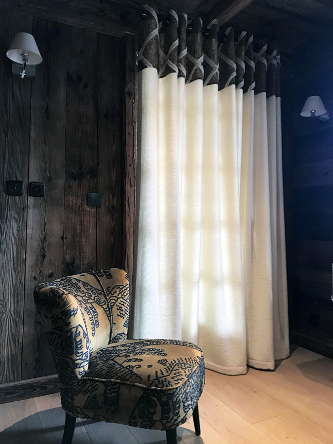 Confection d'un rideau de porte isolant avec tissu de la Maison Elitis